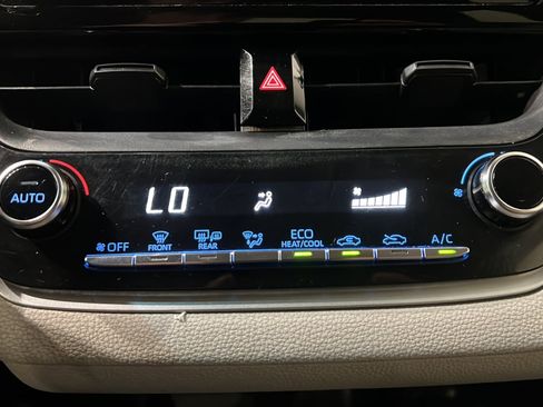 Used 2020 Toyota Corolla LE w/ Carpet Mat Package (TMS) image 31