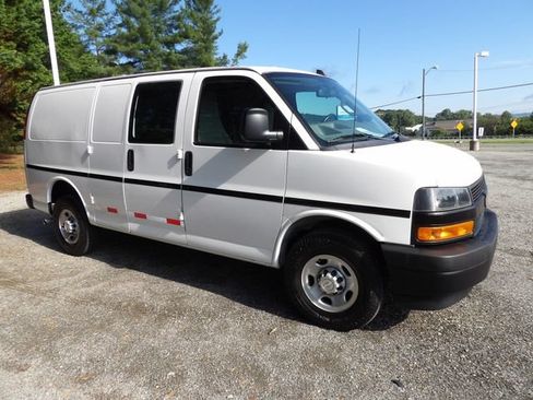Used 2018 Chevrolet Express 2500 w/ Driver Convenience Package RWD image 7