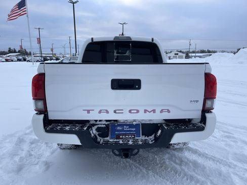 Used 2019 Toyota Tacoma TRD Sport image 4