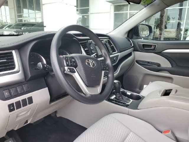 Used 2019 Toyota Highlander LE FWD image 22