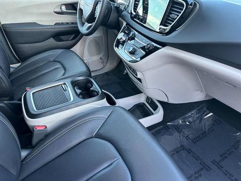 Used 2024 Chrysler Pacifica Touring-L FWD image 19
