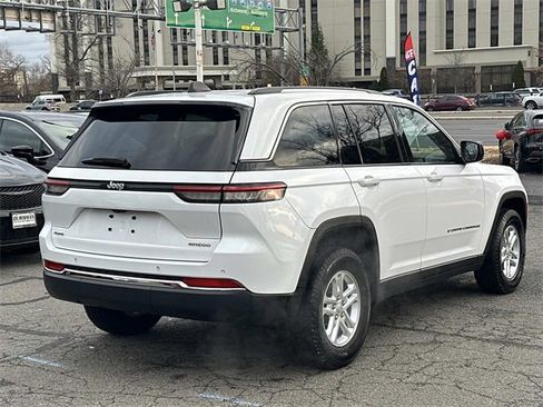 Certified 2023 Jeep Grand Cherokee Laredo w/ Luxury Tech Group I image 2