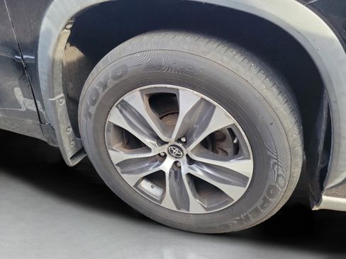 Used 2021 Toyota Highlander XLE AWD/4WD image 15