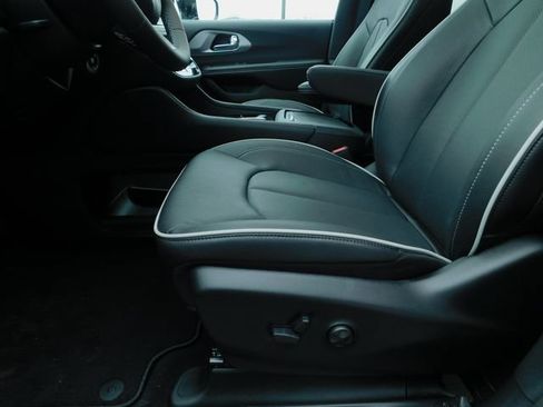 New 2026 Chrysler Pacifica Limited FWD image 9