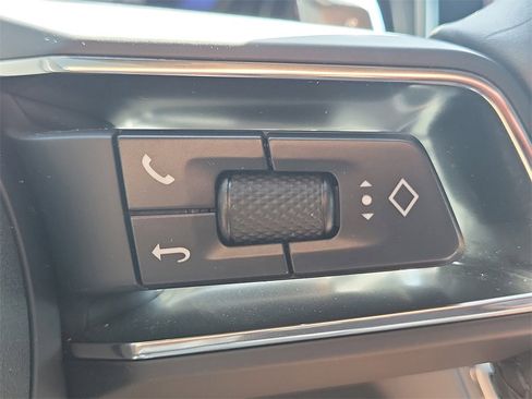 Used 2025 Porsche Macan image 36