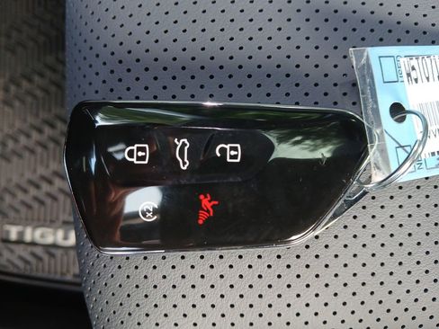 New 2025 Volkswagen Tiguan SE image 28