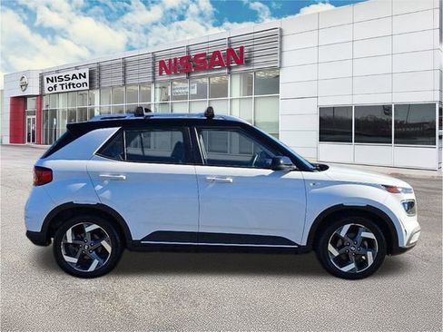 Used 2023 Hyundai Venue Limited image 8