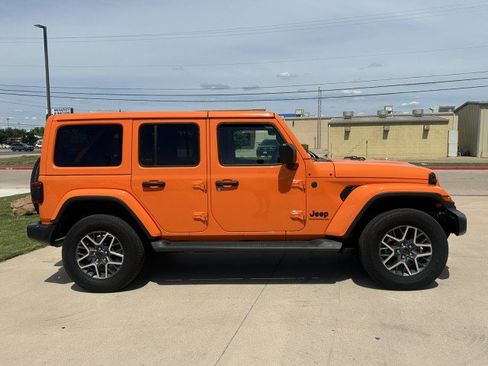 Used 2025 Jeep Wrangler Unlimited Sahara AWD/4WD image 5