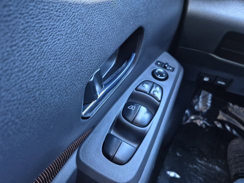 Used 2022 Nissan Kicks SR image 13