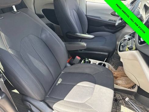 Used 2017 Chrysler Pacifica Touring FWD image 19