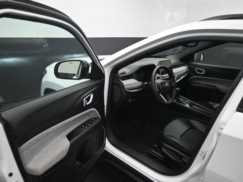 Used 2024 Jeep Compass Latitude image 17