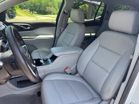 Used 2023 GMC Acadia SLT w/ Technology Package AWD/4WD image 9