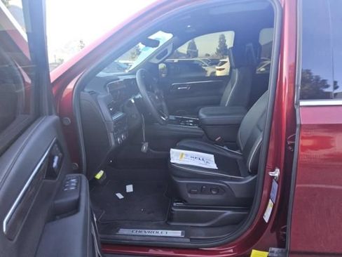 Used 2025 Chevrolet Suburban Premier AWD/4WD image 5