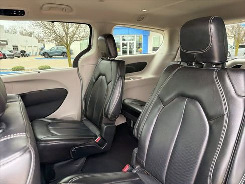 Used 2023 Chrysler Pacifica Touring-L FWD image 15