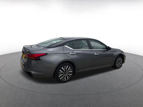 Used 2025 Nissan Altima 2.5 SV FWD image 14