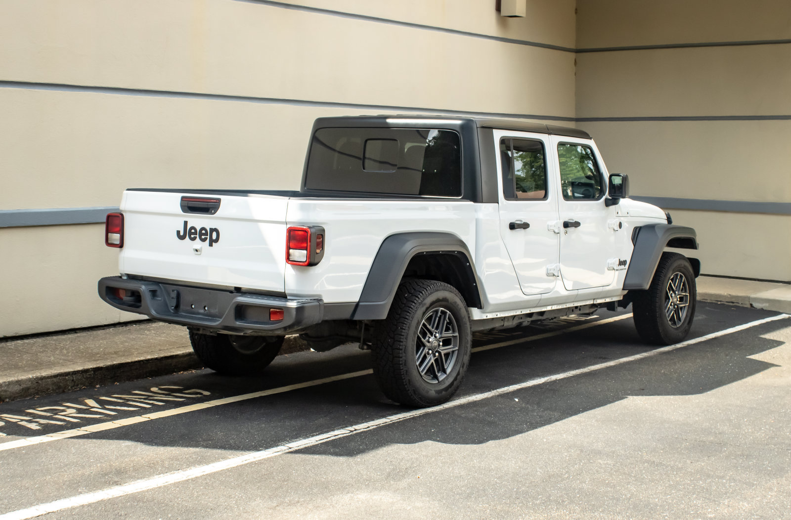 Used 2025 Jeep Gladiator Sport AWD/4WD image 7