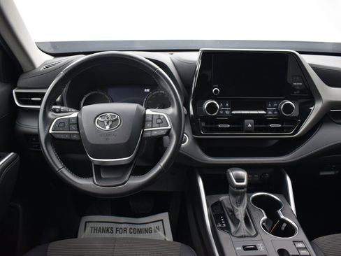 Used 2024 Toyota Highlander LE AWD/4WD image 17