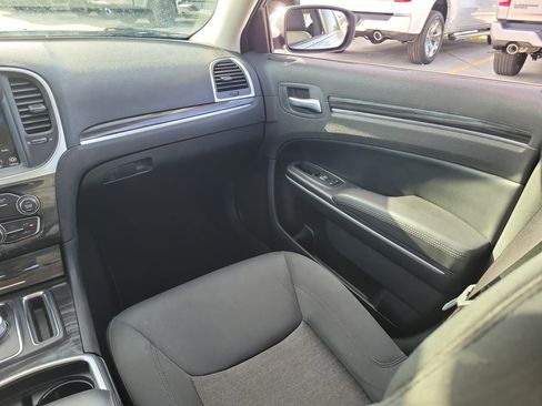 Used 2019 Chrysler 300 Touring w/ Chrome Appearance Package image 16