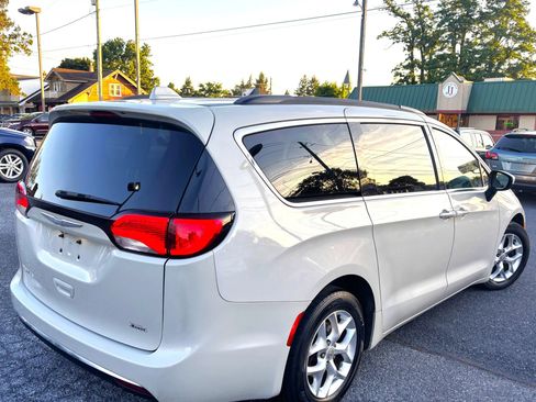 Used 2017 Chrysler Pacifica Touring Plus w/ Tire & Wheel Group FWD image 5