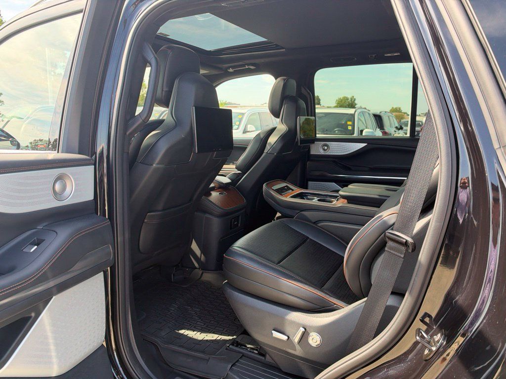 Used 2025 Lincoln Navigator Black Label AWD/4WD image 21