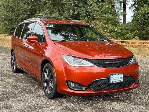 Used 2018 Chrysler Pacifica Touring-L w/ Premium Audio Group FWD image 2