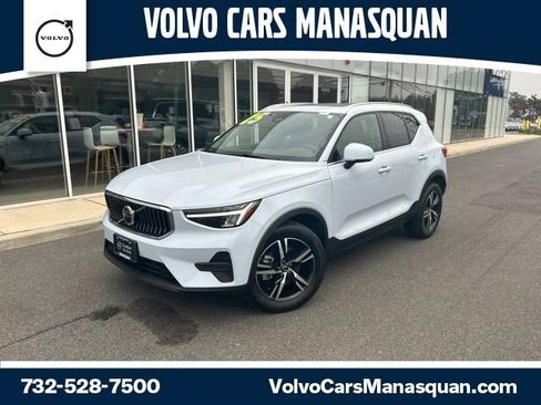 Certified 2025 Volvo XC40 B5 Core AWD/4WD image 1