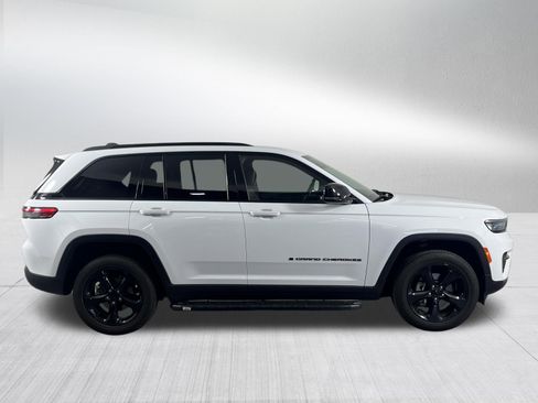 Used 2022 Jeep Grand Cherokee Altitude AWD/4WD image 8