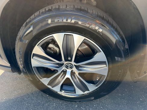 Used 2024 Toyota Highlander XLE image 36