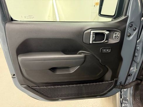 Used 2025 Jeep Gladiator Willys image 13