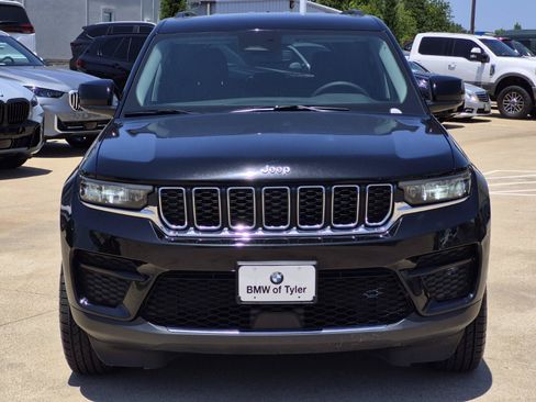 Used 2023 Jeep Grand Cherokee Laredo RWD image 2