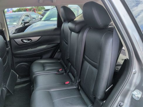 Used 2015 Nissan Rogue SV w/ SV Premium Package FWD image 14