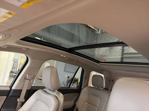 Used 2023 Lincoln Aviator AWD w/ Premium Package image 2