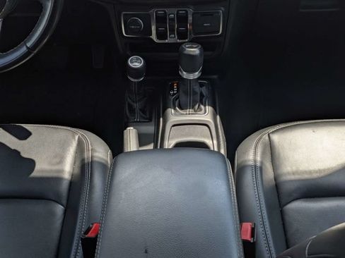 Used 2022 Jeep Wrangler Unlimited Sahara AWD/4WD image 18