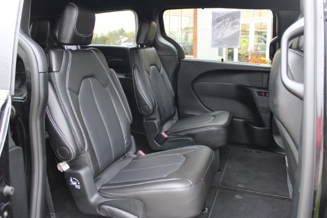 Used 2025 Chrysler Voyager LX FWD image 41