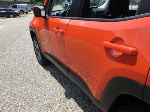 Used 2015 Jeep Renegade Latitude AWD/4WD image 8