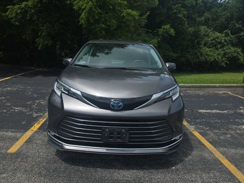 Used 2023 Toyota Sienna Limited AWD/4WD image 2