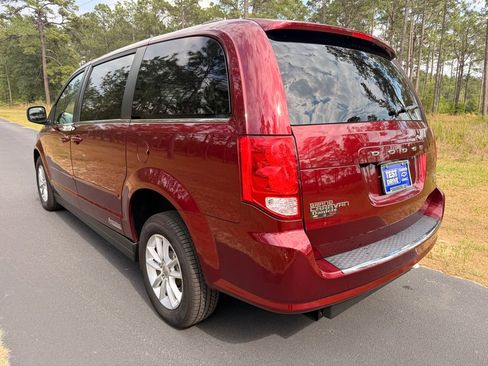 Used 2019 Dodge Grand Caravan SXT FWD image 3