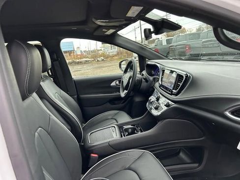New 2026 Chrysler Pacifica Limited image 31
