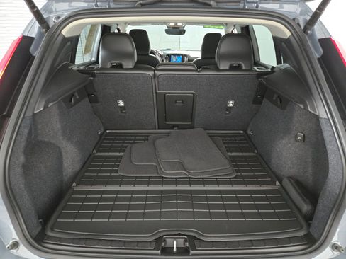 Used 2023 Volvo XC40 B5 Ultimate w/ Climate Package image 16