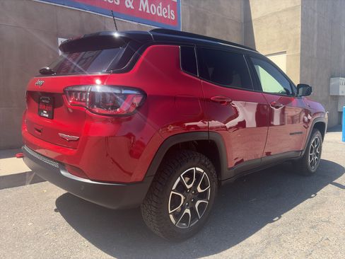 Used 2025 Jeep Compass Trailhawk AWD/4WD image 5