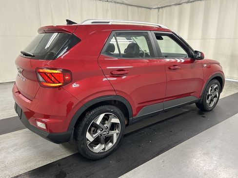 Used 2022 Hyundai Venue Limited image 2