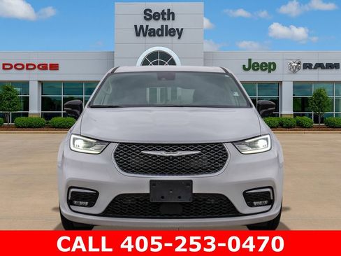 Used 2024 Chrysler Pacifica Touring-L AWD/4WD image 2