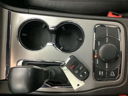 Used 2022 Jeep Grand Cherokee Limited image 23