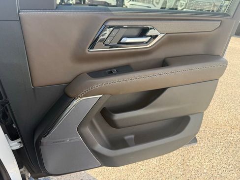 Used 2025 GMC Yukon XL Denali Ultimate AWD/4WD image 19