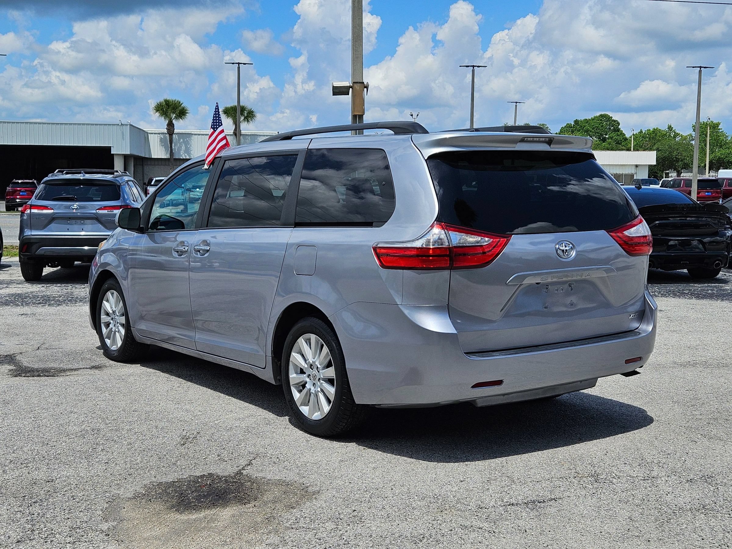Used 2017 Toyota Sienna XLE AWD/4WD image 5
