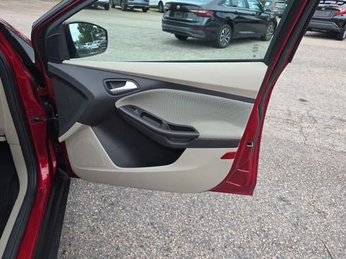Used 2014 Ford Focus SE w/ SE Winter Package FWD image 39