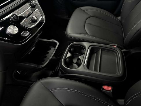 New 2027 Chrysler Pacifica Select FWD image 21
