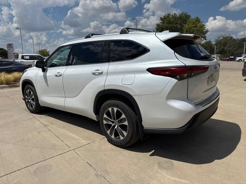 Used 2022 Toyota Highlander XLE FWD image 4