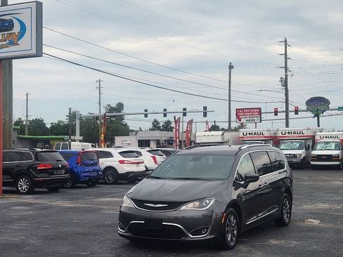Used 2019 Chrysler Pacifica Touring-L FWD image 1