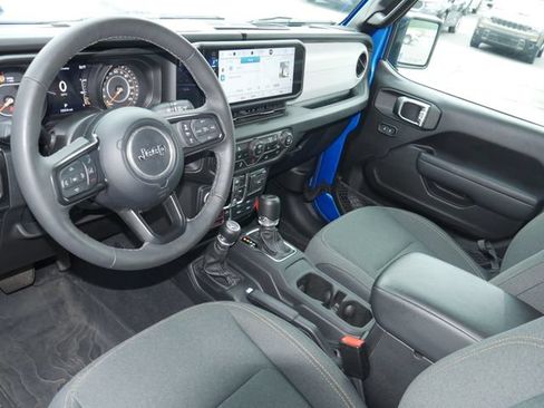 Used 2025 Jeep Gladiator Sport AWD/4WD image 16